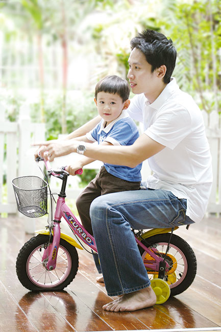 ถึงเป็น พ่อ ก็ทำได้ จูงสองมือลูกไปเดินเล่น