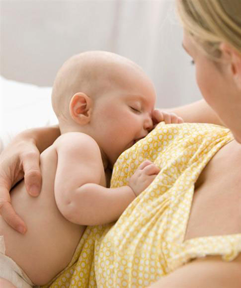 ลูกจะต้องทานนมแม่กี่เดือนถึงจะให้ลูกดื่มน้ำได้