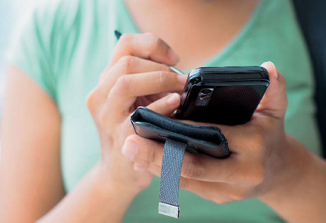 ดูทีวี แชทสมาร์ทโฟนในที่มืด เสี่ยงต้อหิน