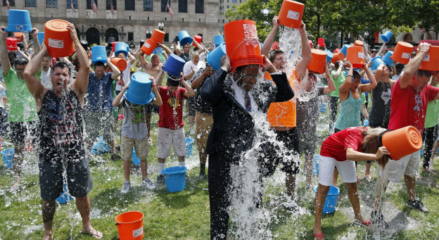 เล่น Ice Bucket Challenge ระวังปอดบวม