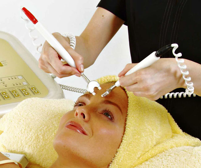 ทำทรีทเม้นท์บำบัดผิวผิวหน้าด้วยกระแสไฟฟ้า