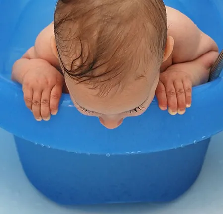 การอาบน้ำ สระผมให้ลูกน้อย