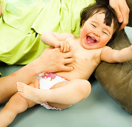 การนวดเบาเบา ด้วยสองมือพ่อพัฒนาการเด็ก