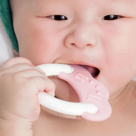 ลูกสาวมีอาการคันเหงือกเพราะลูกชอบแทะ ชอบงับมือ