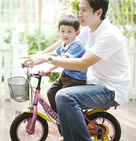 ถึงเป็น พ่อ ก็ทำได้ จูงสองมือลูกไปเดินเล่น