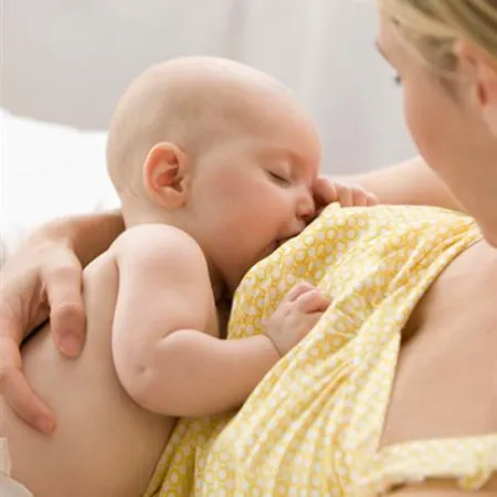 ลูกจะต้องทานนมแม่กี่เดือนถึงจะให้ลูกดื่มน้ำได้