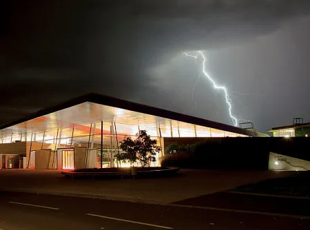 ใช้อุปกรณ์ไฟฟ้าขณะฝนตก เสี่ยงถูกฟ้าผ่า