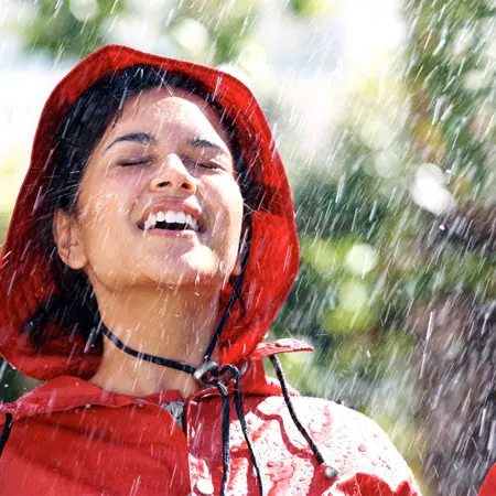 น้ำฝนทำอะไรกับผิวคุณบ้าง ดีต่อผิวคุณหรือเปล่า