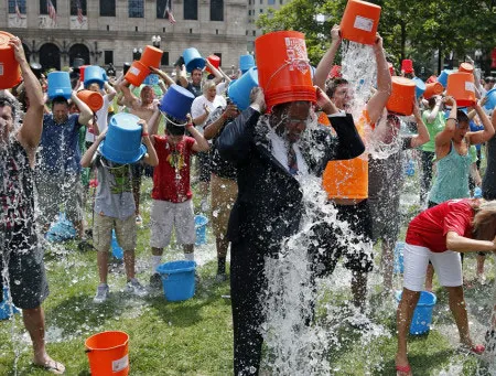เล่น Ice Bucket Challenge ระวังปอดบวม
