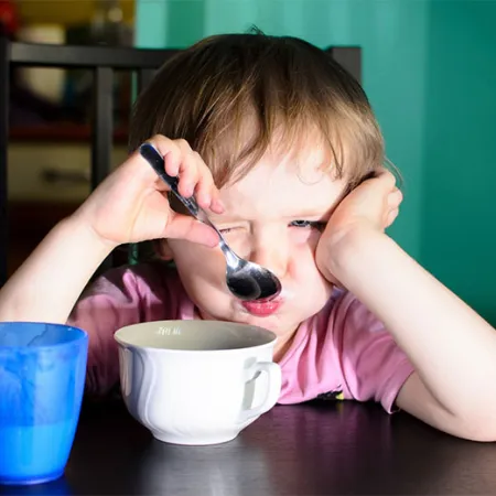 ใส่เครื่องปรุงรสชาติอาหารให้เด็กอายุ 3 ขวบ