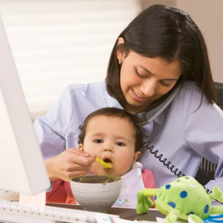 แม่มือใหม่ทำงานเลี้ยงลูก