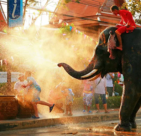 ดูแลเจ้าตัวเล็กเล่นน้ำในวันสงกรานต์