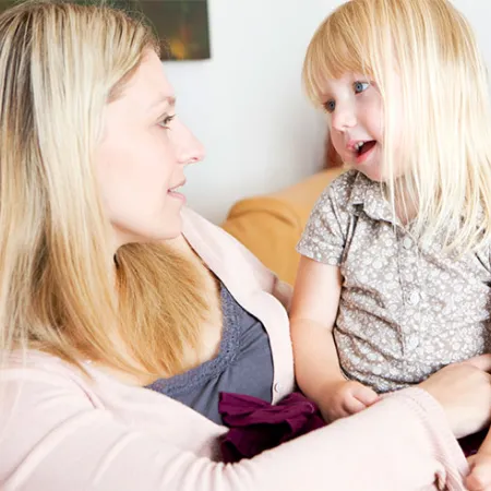 เมื่อลูกพูดติดอ่างคุณพ่อคุณแม่ควรทำดังนี้