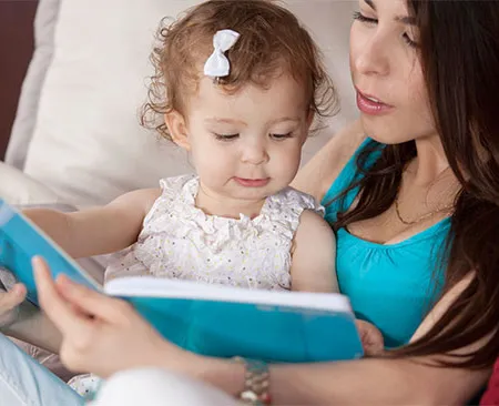 อุ้มลูกนั่งตัก สื่อรักด้วยหนังสือ ส่งผลดีอย่างไร
