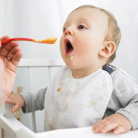 ทารกกินนมแม่ควรฝึกให้เริ่มกินอาหารอะไร