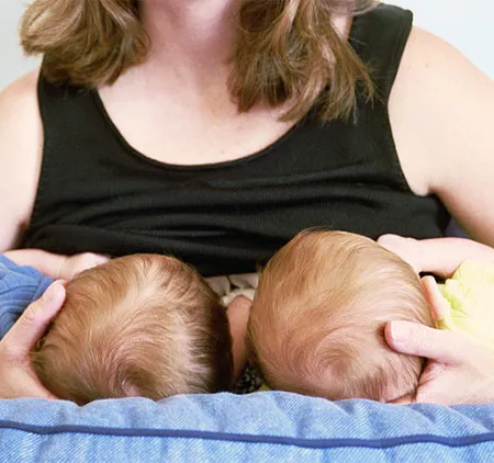 คลอดลูกแฝด วิธีการเลี้ยงลูกฝาแฝด