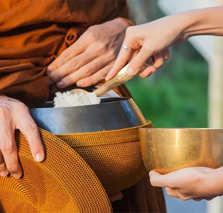 อาหารที่ญาติโยมถวายทำบุญไม่ใส่บาป